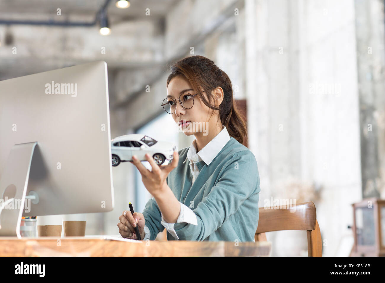 Lo stile di vita della giovane femmina car designer al lavoro Foto Stock