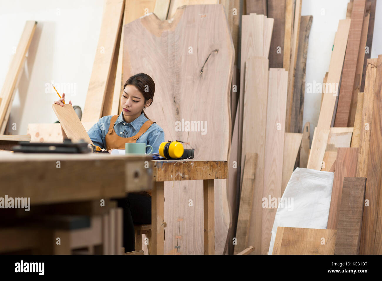 Ritratto di giovane donna falegname concentrare sul suo lavoro Foto Stock