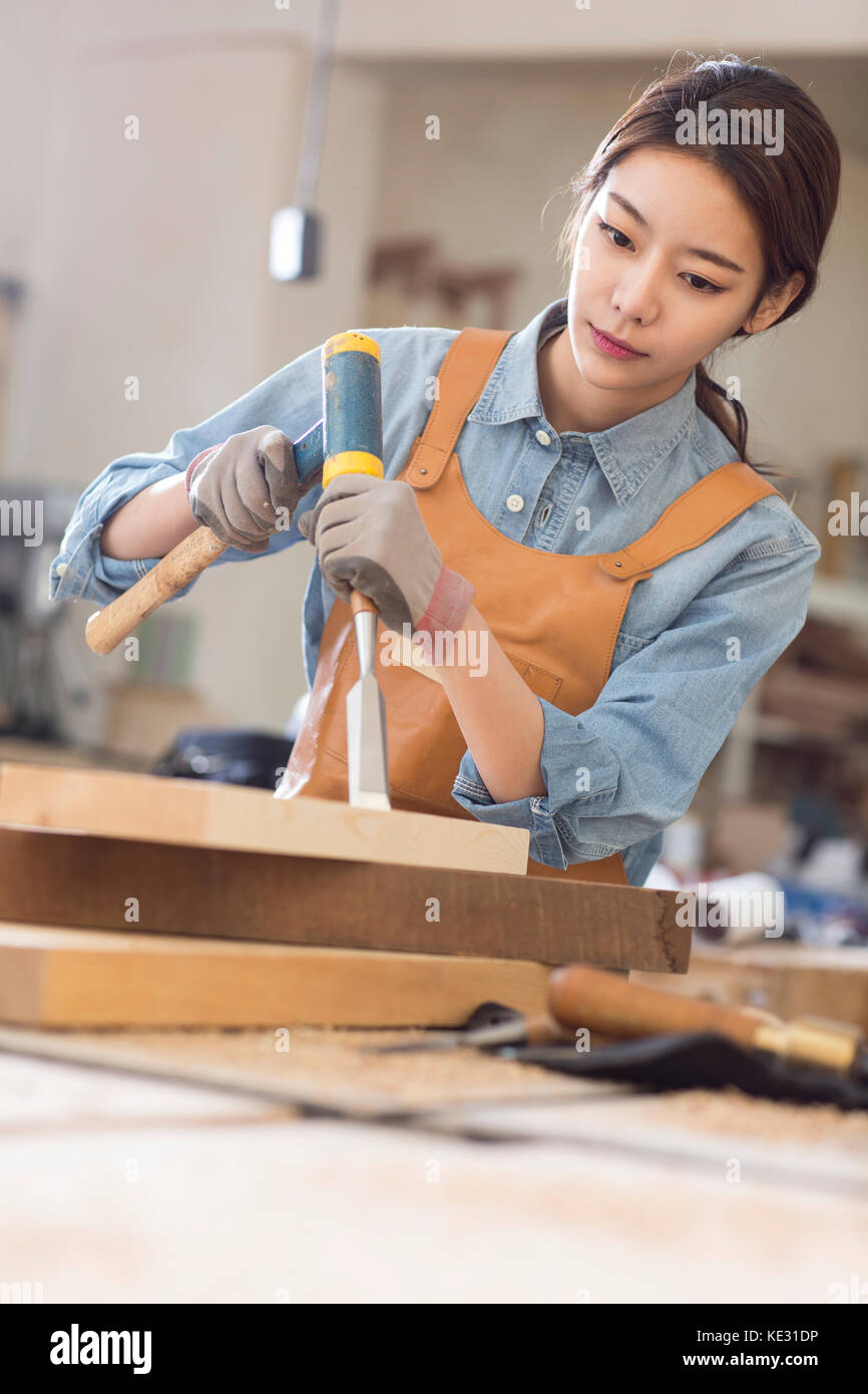 Ritratto di giovane donna falegname concentrare sul suo lavoro Foto Stock