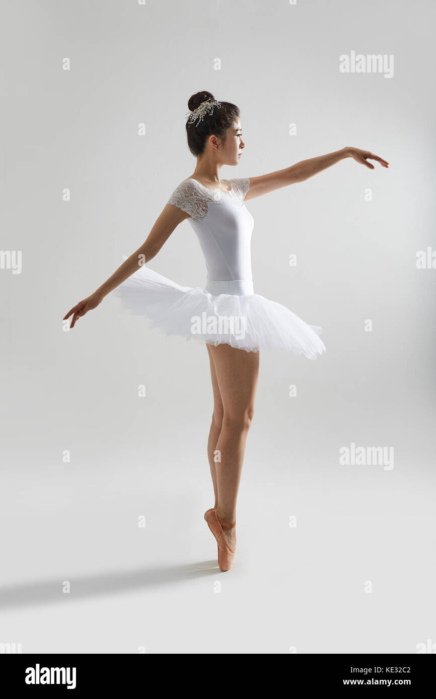 Vista laterale del giovane ballerina elegante Foto Stock