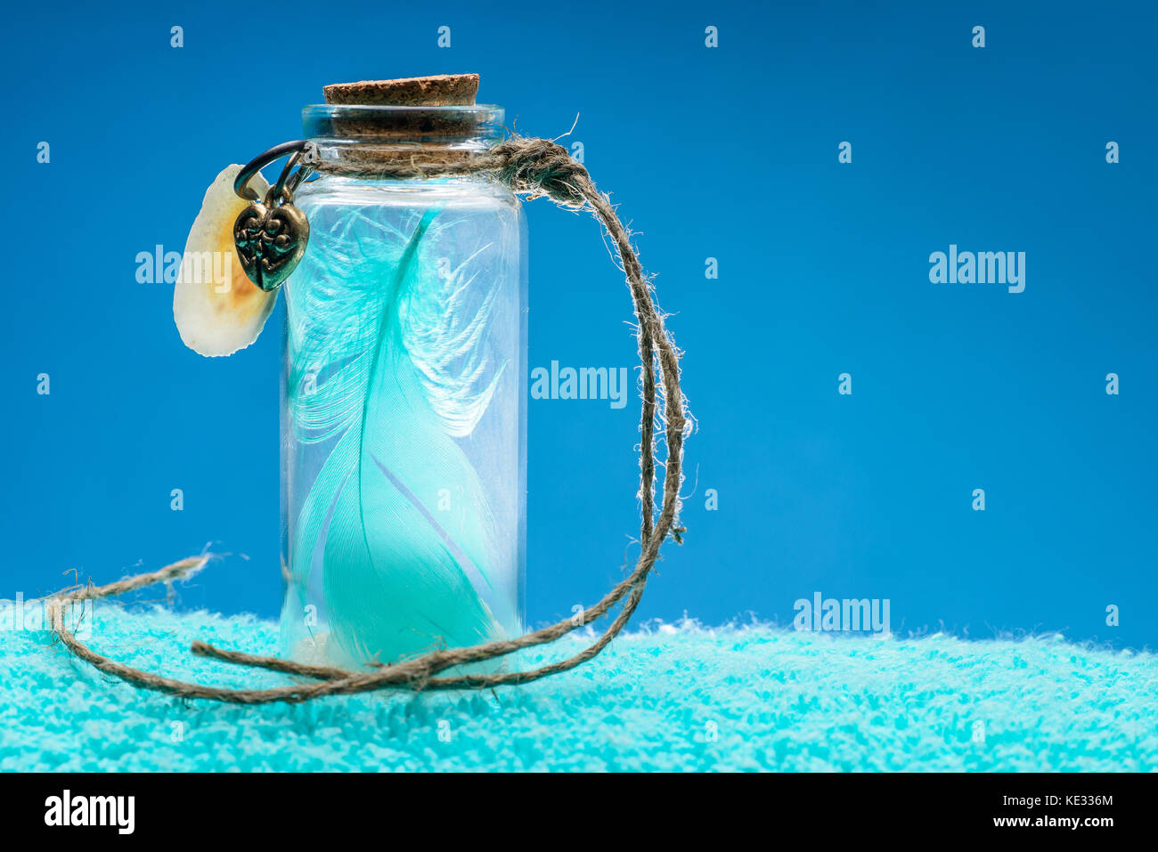 Il blu di piume di struzzo prisoned in piccola bottiglia di vetro Foto Stock
