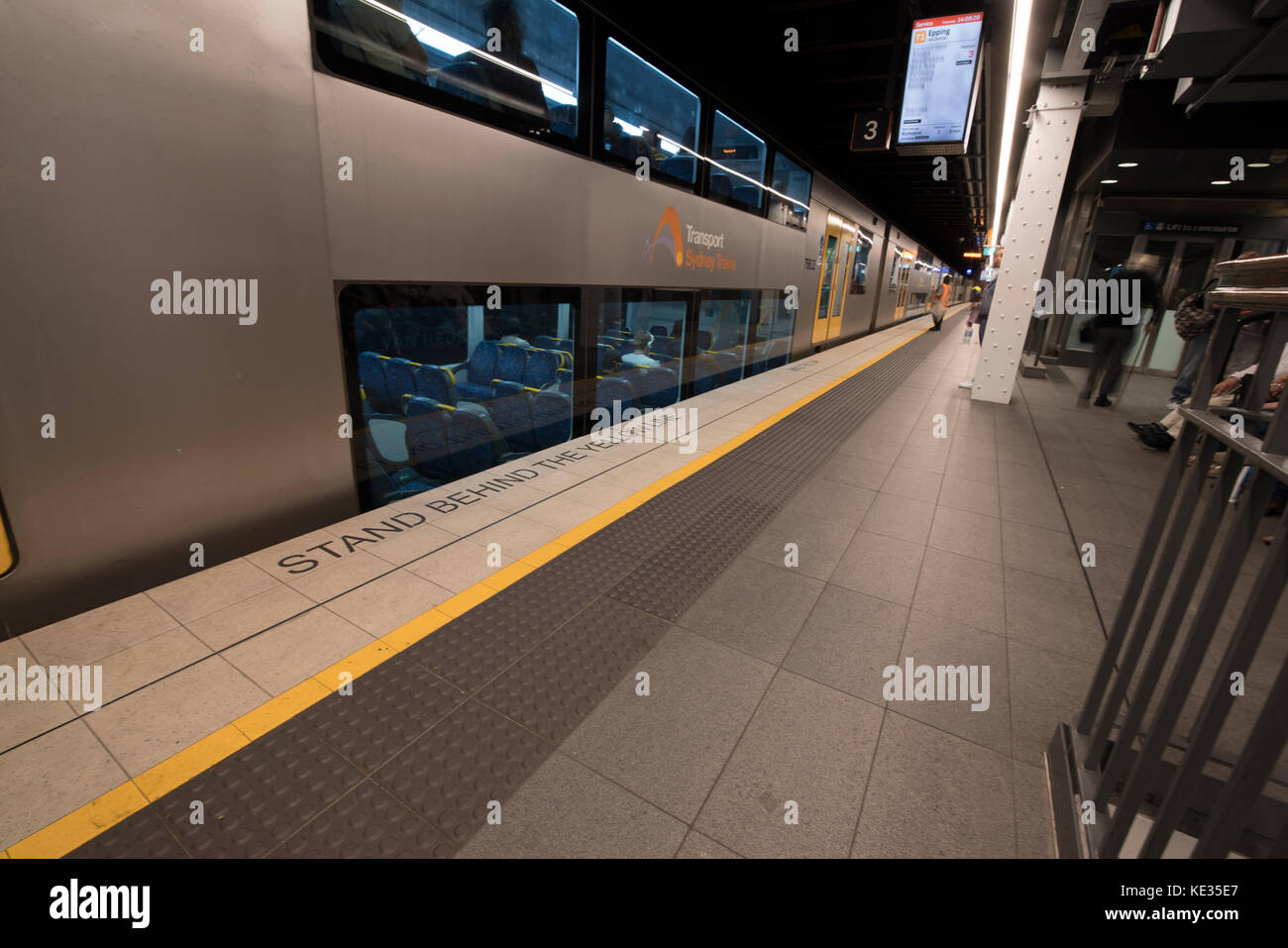 Il treno sulla piattaforma in Wynyard stazione ferroviaria, Sydney, Australia Foto Stock