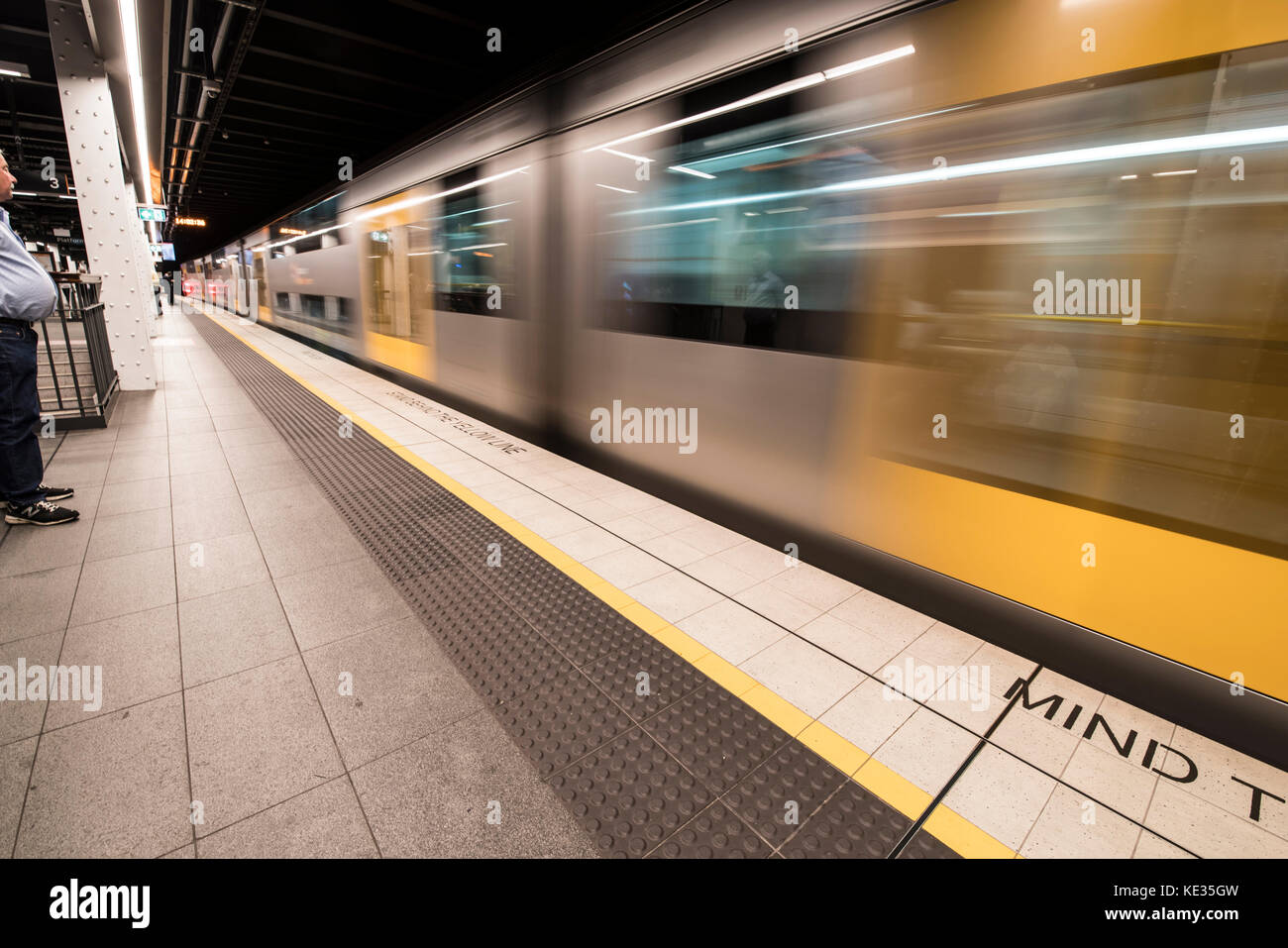 Il treno sulla piattaforma in Wynyard stazione ferroviaria, Sydney, Australia Foto Stock