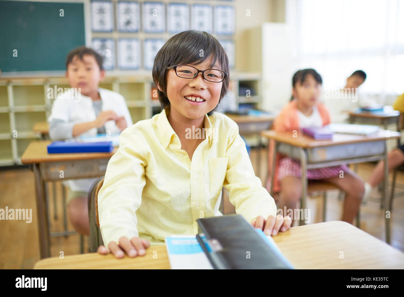 Giapponese scuola elementare kid in aula Foto Stock
