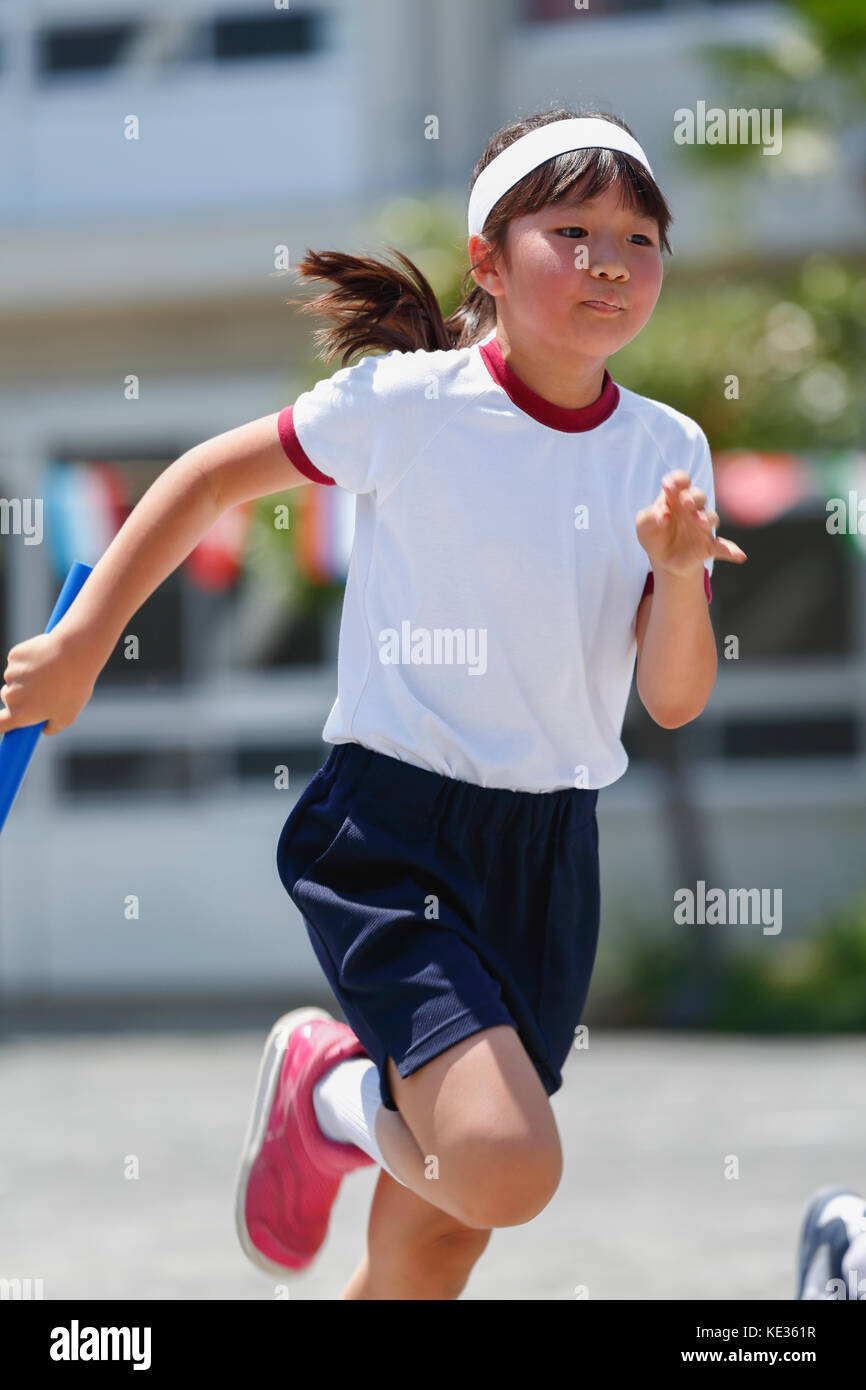 Ragazzo giapponese durante la giornata dello sport scolastico Foto Stock