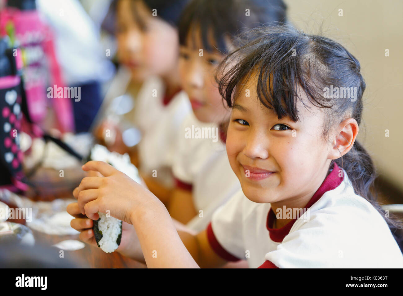 Giapponese scuola elementare i bambini a mangiare in classe Foto Stock