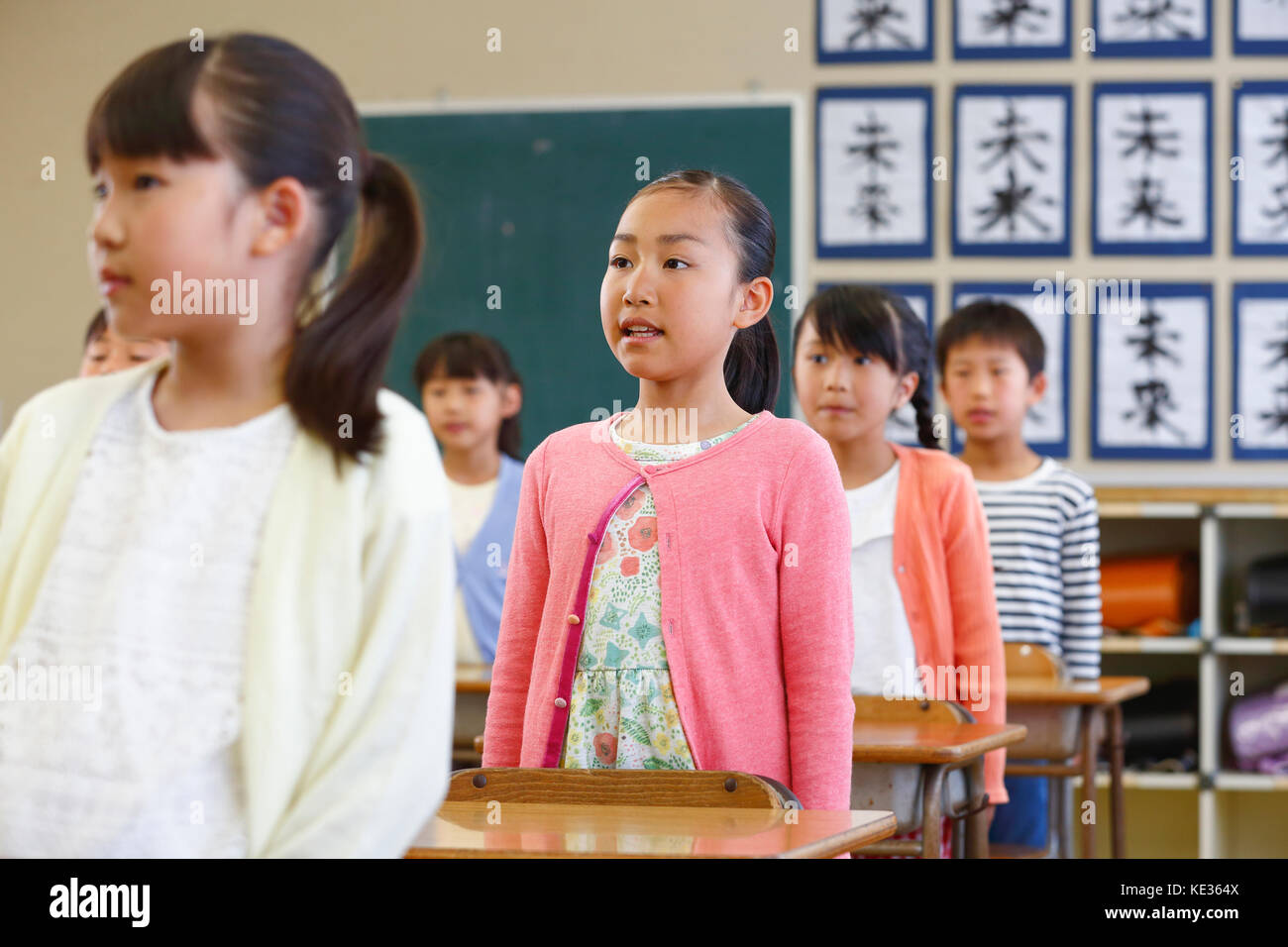 Giapponese scuola elementare i ragazzi in classe Foto Stock