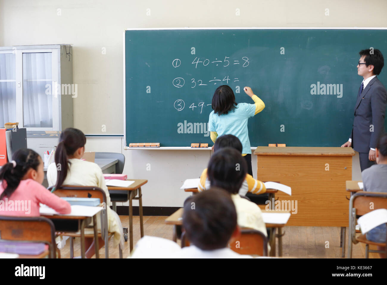 Giapponese scuola elementare i ragazzi in classe Foto Stock