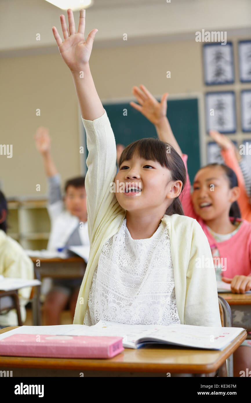 Giapponese scuola elementare i ragazzi in classe Foto Stock