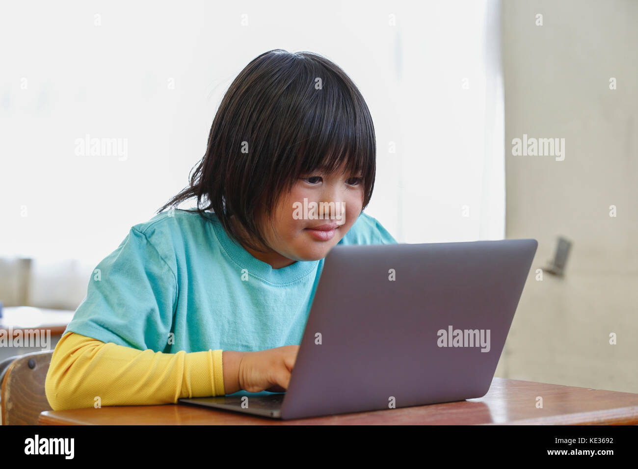 Giapponese scuola elementare kid in aula Foto Stock