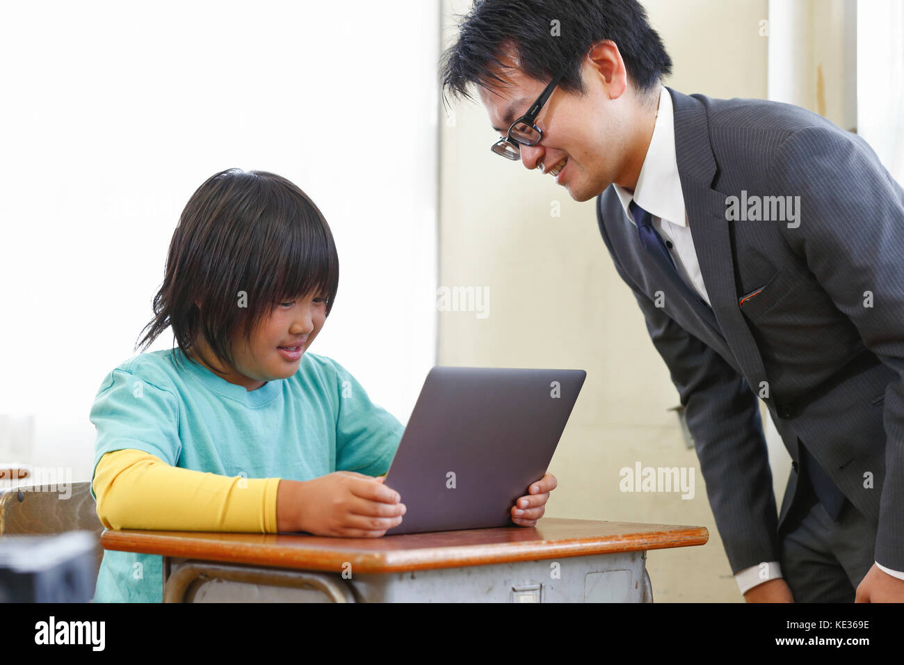 Giapponese, insegnante di scuola elementare di insegnamento in aula Foto Stock