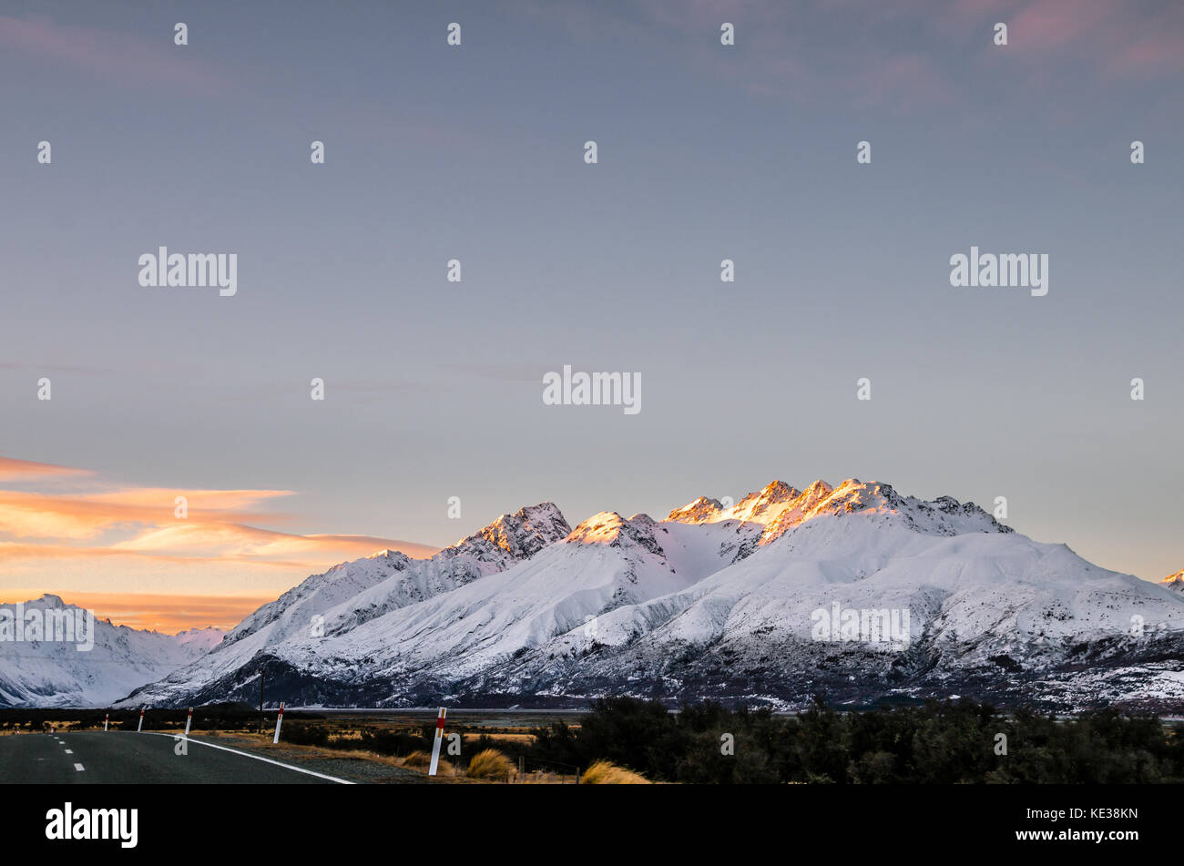 Vista della maestosa Aoraki Monte Cook con la strada che conduce a Mount Cook Village. prese durante il periodo invernale in Nuova Zelanda. Foto Stock