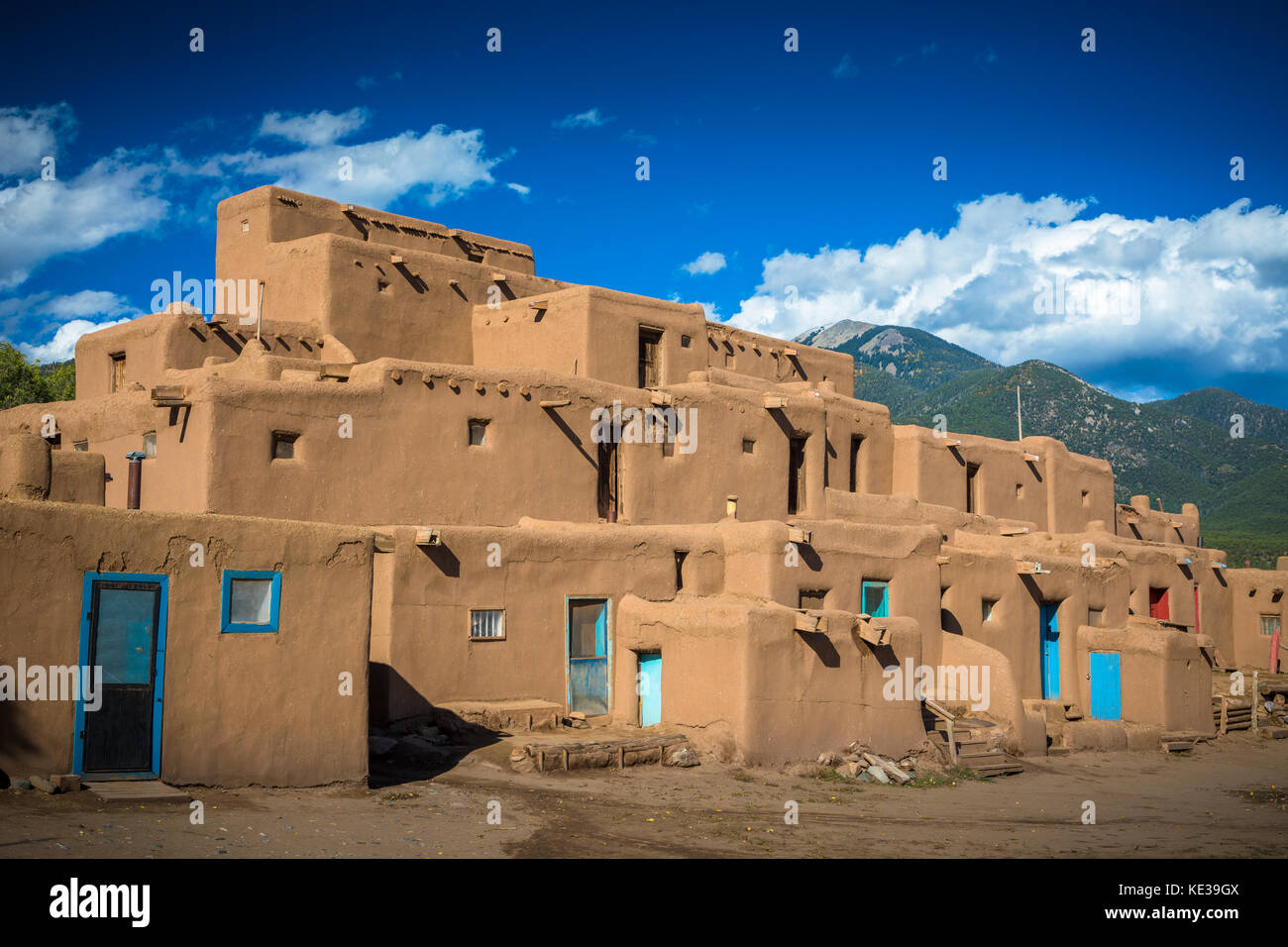 Taos Pueblo (o Pueblo de Taos) nel Nuovo Messico è un antico pueblo appartenenti ad un Tiwa-parlando tribù americana natale del popolo dei Pueblo. Foto Stock