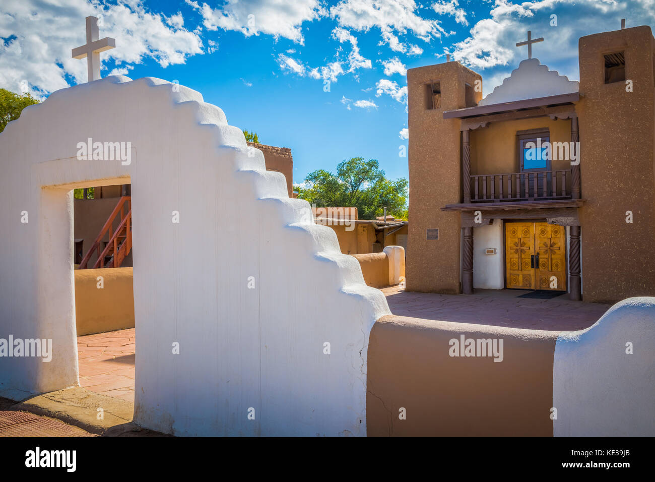 Taos Pueblo (o Pueblo de Taos) nel Nuovo Messico è un antico pueblo appartenenti ad un Tiwa-parlando tribù americana natale del popolo dei Pueblo. Foto Stock