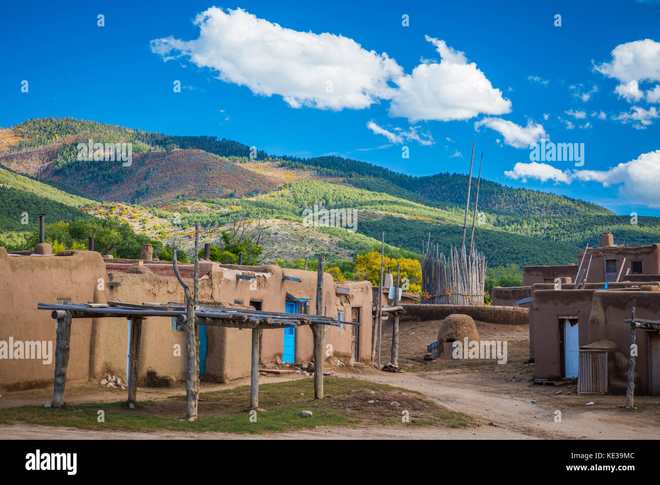 Taos Pueblo (o Pueblo de Taos) nel Nuovo Messico è un antico pueblo appartenenti ad un Tiwa-parlando tribù americana natale del popolo dei Pueblo. Foto Stock