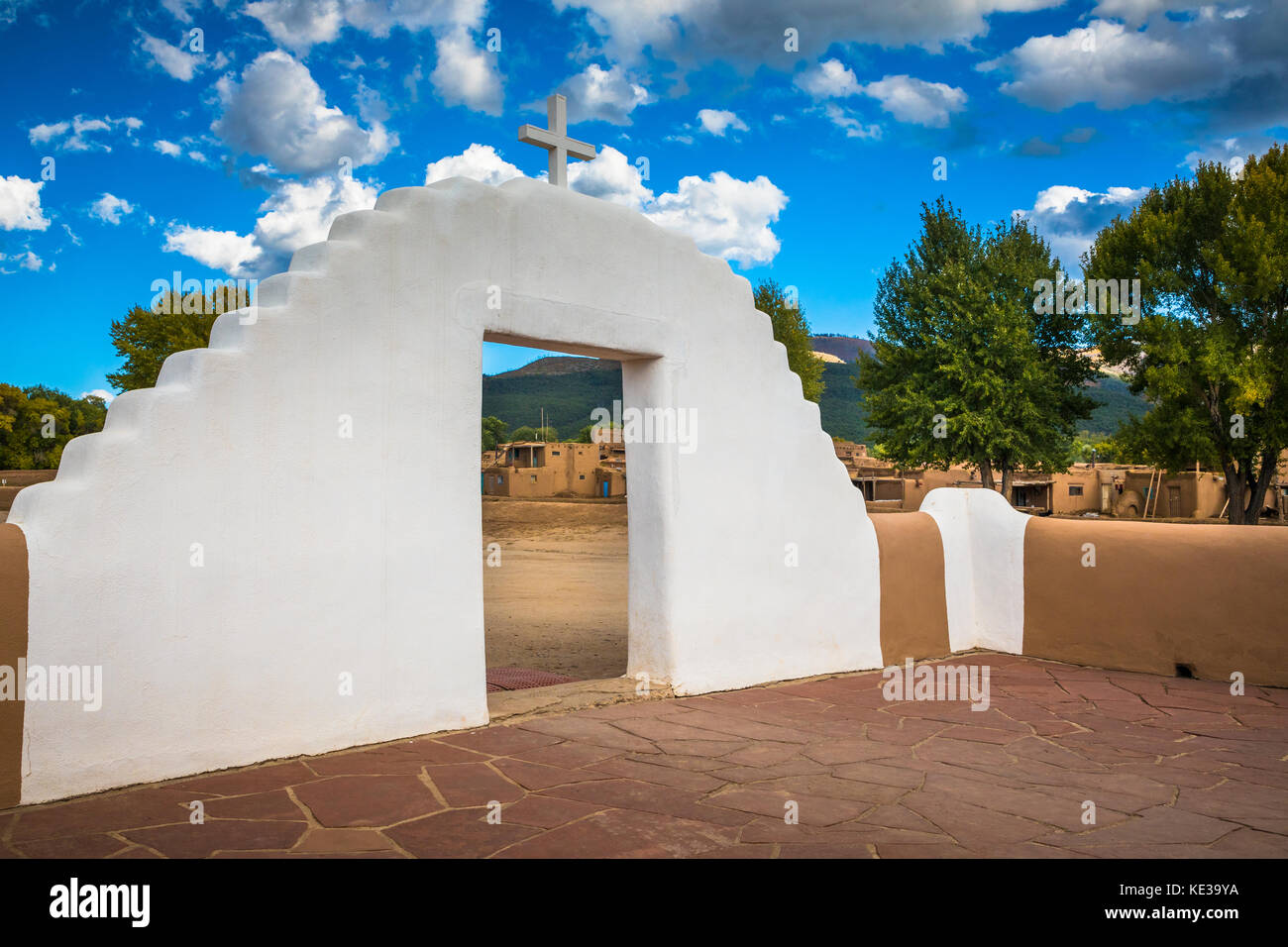 Taos Pueblo (o Pueblo de Taos) nel Nuovo Messico è un antico pueblo appartenenti ad un Tiwa-parlando tribù americana natale del popolo dei Pueblo. Foto Stock