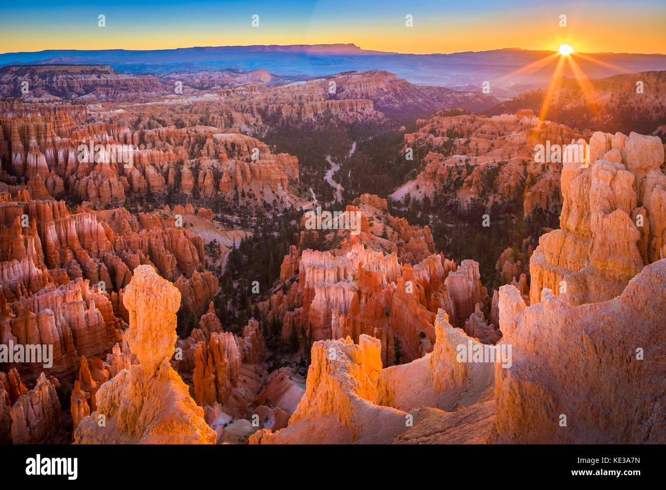 Parco Nazionale di Bryce Canyon, una distesa di riserva nel sud dello Utah, è noto per il crimson-hoodoos colorati, che sono la guglia a forma di formazioni di roccia. Foto Stock
