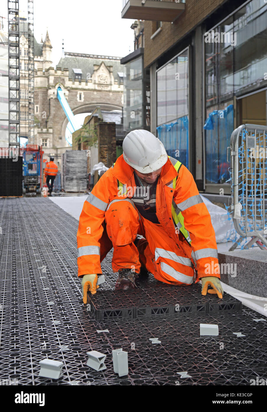 Workman installare blocchi di drenaggio cellulare su uno sviluppo residenziale centrale di Londra per creare drenaggio istantaneo di una grande area pavimentata sopra. Foto Stock