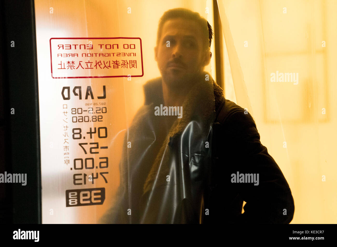 DATA di uscita: 6 ottobre 2017 TITOLO: Blade Runner 2049 CASA DI PRODUZIONE: Columbia Pictures REGISTA: Denis Villeneuve TRAMA: La scoperta di un segreto sepolto da tempo da parte di un giovane corridore della pala lo conduce a rintracciare l'ex corridore della pala Rick Deckard, che manca da trent'anni. Starring: Ryan GOSLING AS K. (Credit Image: © Columbia Pictures/Entertainment Pictures) Foto Stock