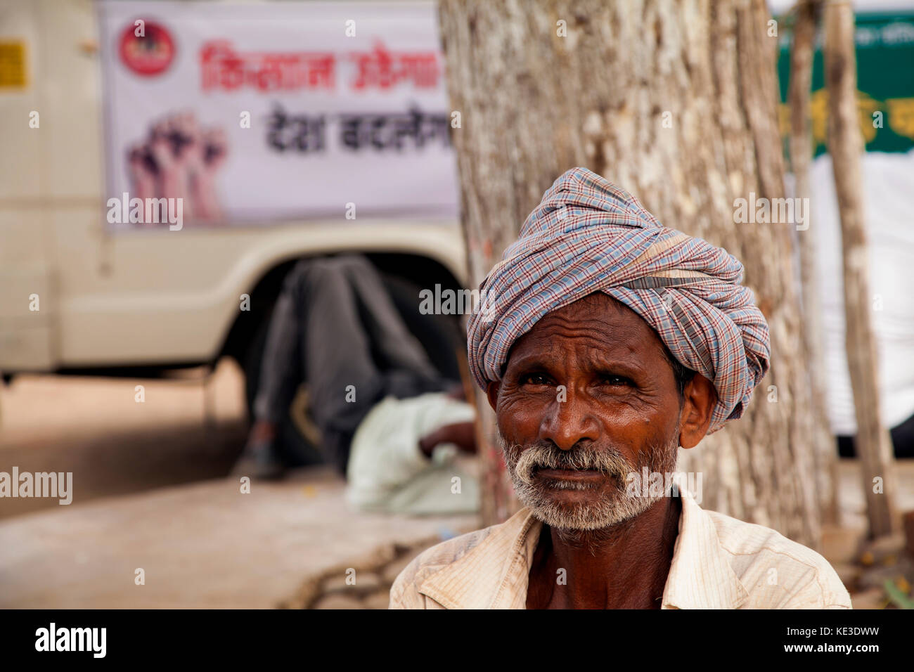 Un agricoltore disperato in chota badada villaggio del distretto di barwani in m.p., India. Il villaggio si trova nella valle del fiume narmada e viene ad essere sommersi. Foto Stock
