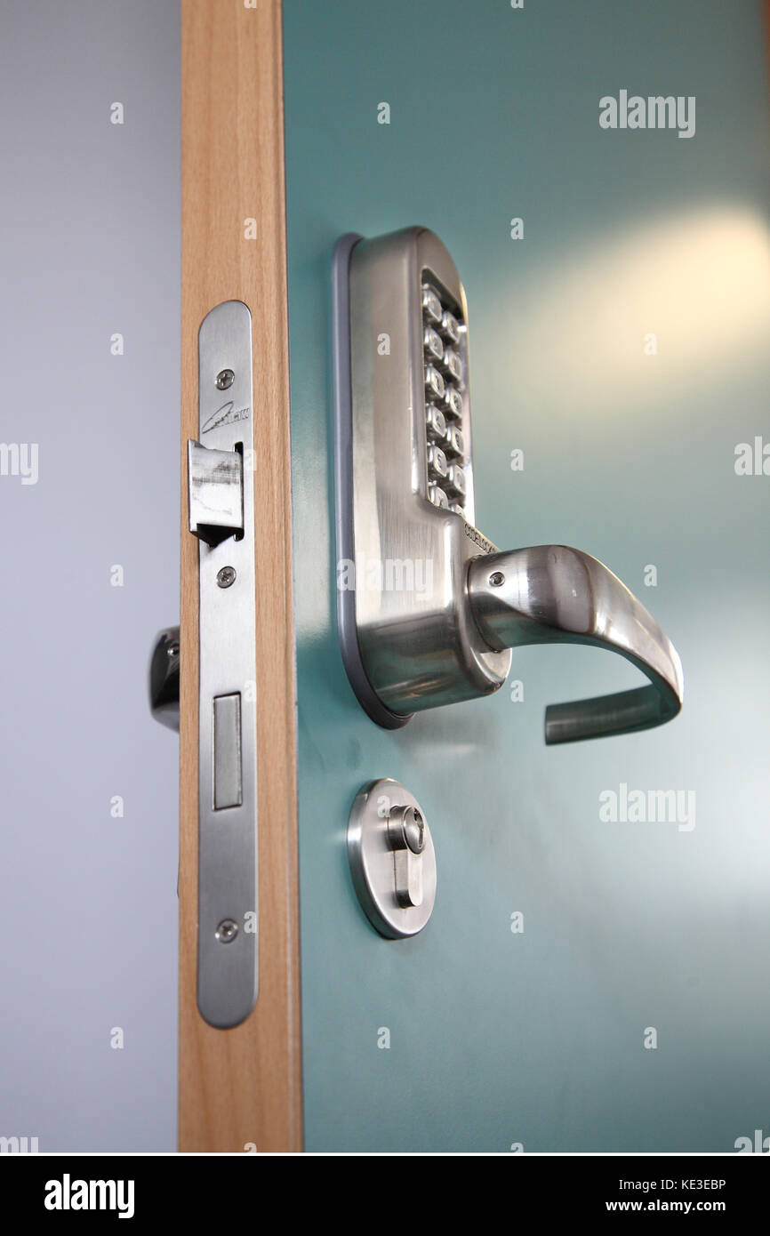 Primo piano di una serratura di sicurezza digitale in un centro sportivo del Regno Unito. Mostra lo sportello aperto con la serratura e il fermo visibili Foto Stock