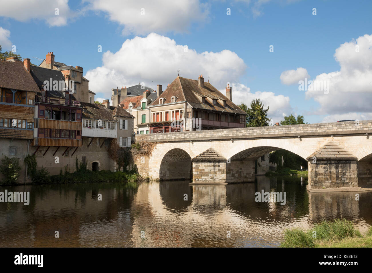 Argenton sur Creuse, Francia centrale, case con vista fiume Foto Stock