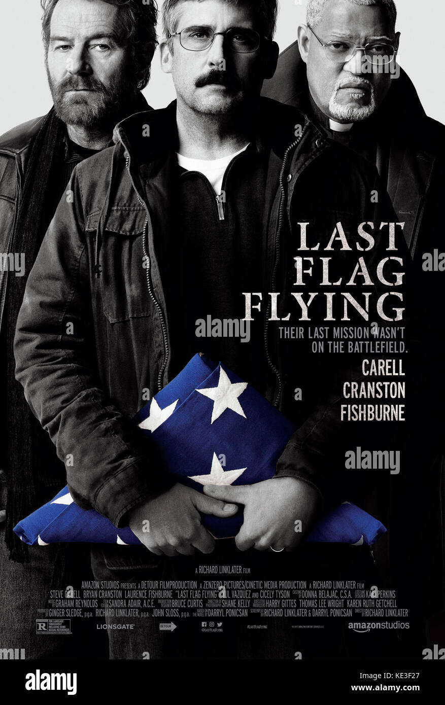 DATA di uscita: 3 novembre 2017 TITOLO: Last Flag Flying STUDIO: Big Indie Pictures REGISTA: Richard Linklater TRAMA: Tre vecchi veterinari della Marina del Vietnam Soft-Speoked Doc (Steve Carell), senza cerniera e senza filtro Sal (Bryan Cranston), e tranquillamente misurato Mueller (Laurence Fishburne) riunita per eseguire un compito sacro: La corretta sepoltura dell'unico figlio di Doc, che è stato ucciso nei primi giorni dell'invasione irachena. Starring: Bryan CRANSTON come Sal, STEVE CARRELL come Doc, LAURENCE FISHBURNE come Mueller Poster art. (Credit Image: © Big Indie Pictures/Entertainment Pictures) Foto Stock