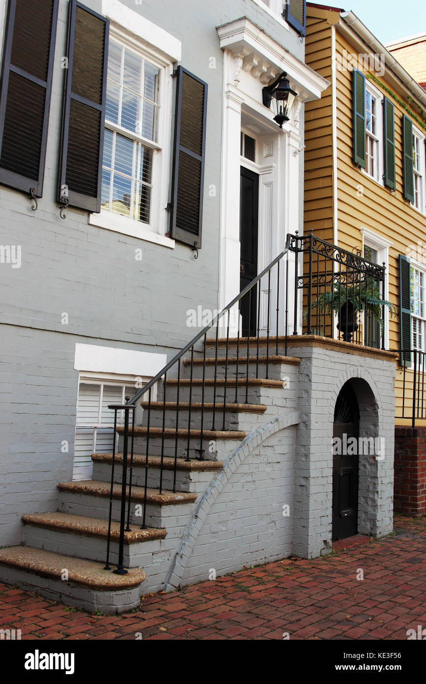Una porta anteriore entrata di una casa in stile coloniale. american architettura coloniale, Old Town Alexandria va Foto Stock