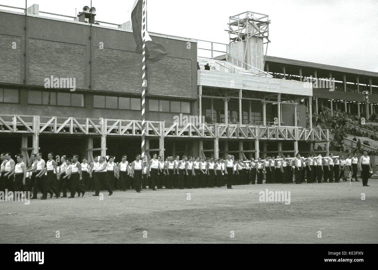 1938. storico, sport, maschio partecipanti alla massiccia Strahov Stadium, Praga, Cecoslovacchia prendendo parte al Pan-Sokol Slet internazionale festival. Foto Stock