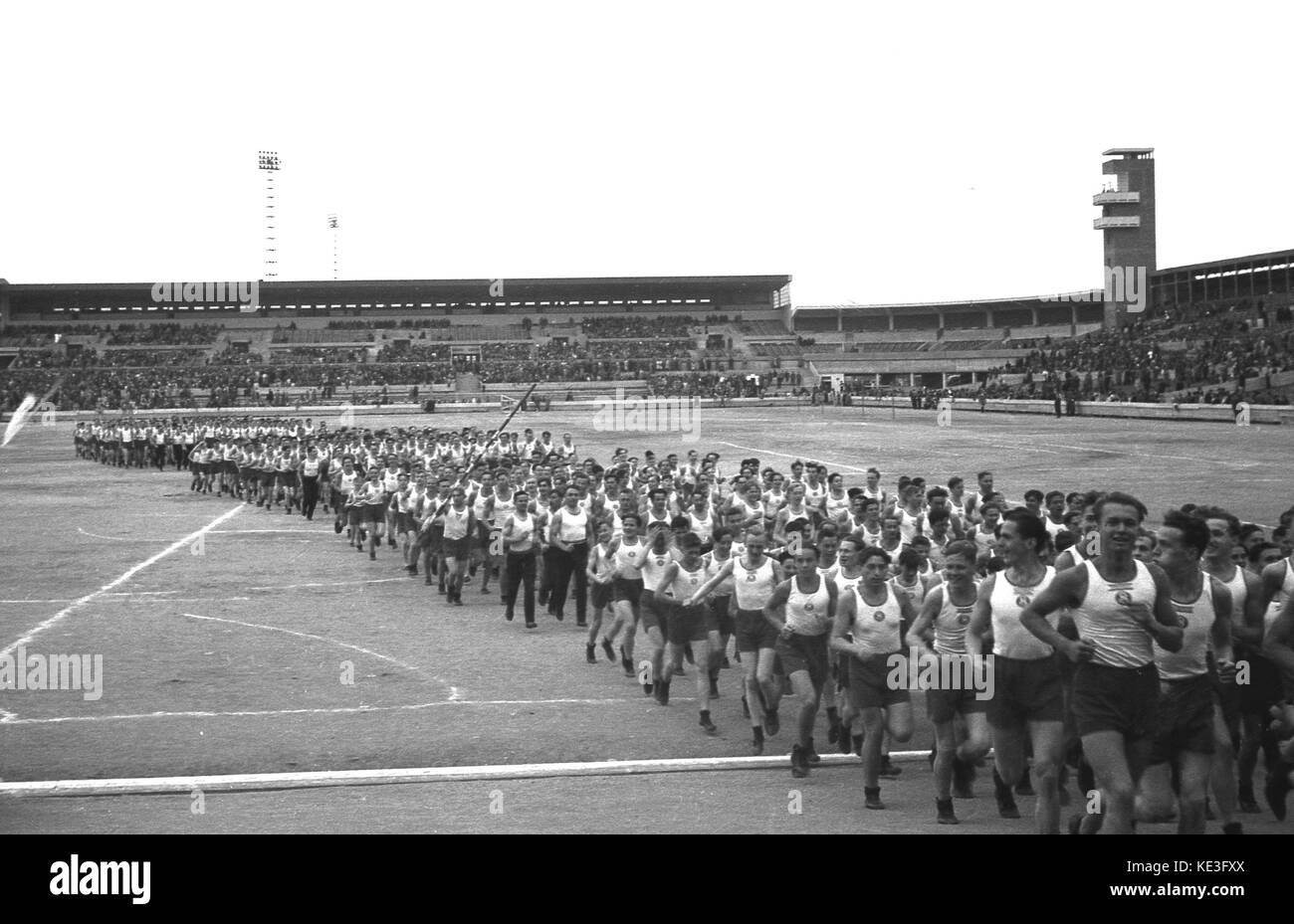 1938. storico, sport, maschio partecipanti alla massiccia Strahov Stadium, Praga, Cecoslovacchia prendendo parte al Pan-Sokol Slet internazionale festival. Foto Stock