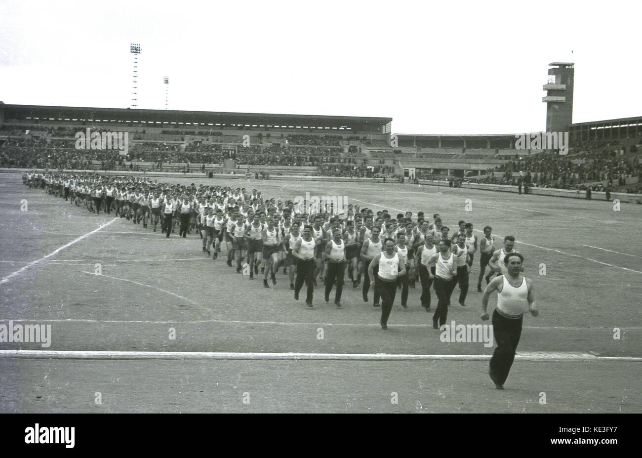 1938. storico, sport, maschio partecipanti alla massiccia Strahov Stadium, Praga, Cecoslovacchia prendendo parte al Pan-Sokol Slet internazionale festival. Foto Stock