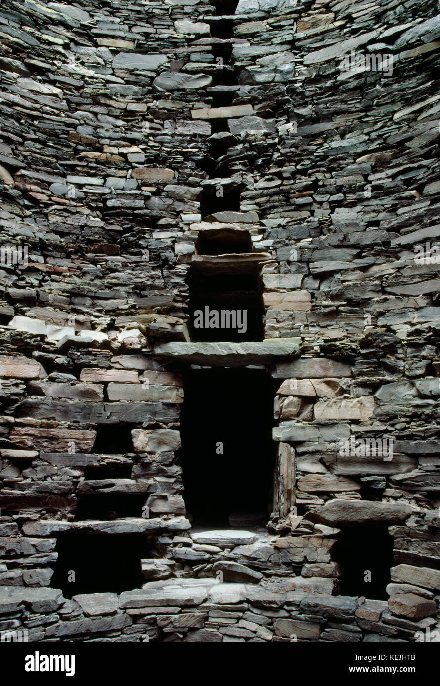 Faccia della parete interna dell Mousa Età del Ferro (1 ° millennio BC) broch tower, Shetland, cercando NE, mostrando ingresso (centro) a spirale in senso orario scalinata. Foto Stock