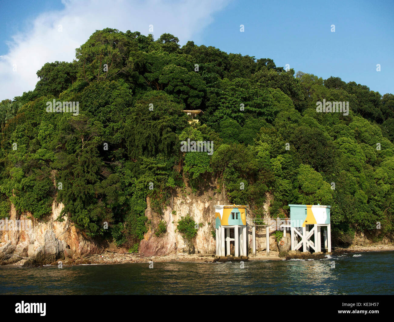 Colonne fortificate e luci di ricerca posti a Fort Siloso, Sentosa, Singapore Foto Stock