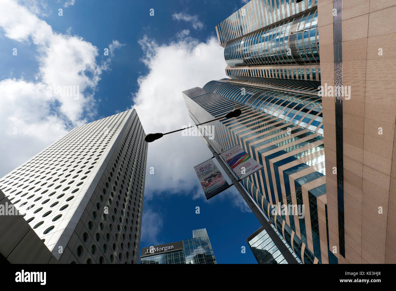 Ampio angolo di vista fino a grattacieli (uno e due Exchange Square), nel cuore di Hong Kong quartiere degli affari Foto Stock