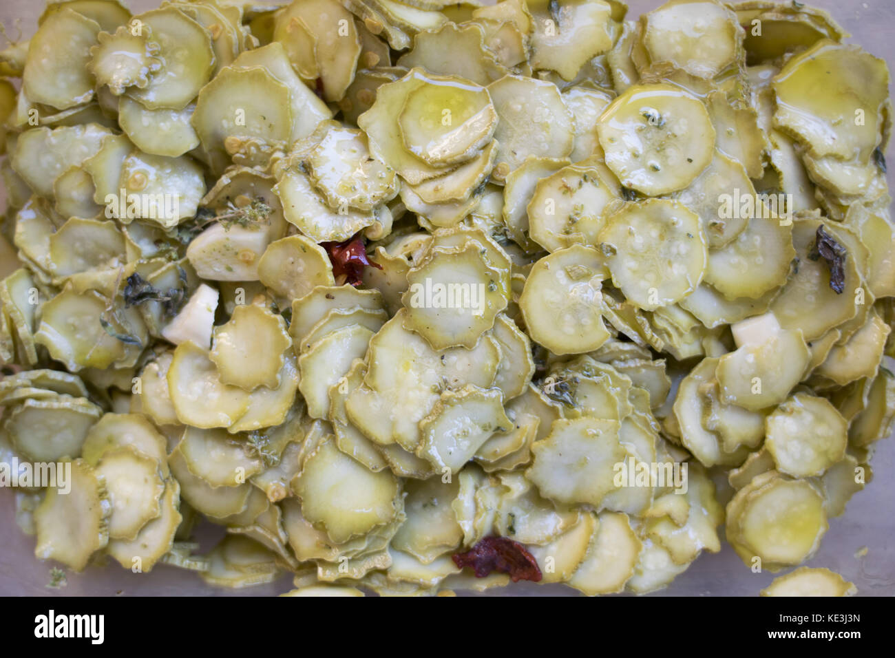 Fare a casa conserva in olio di le fette di zucchine Foto Stock
