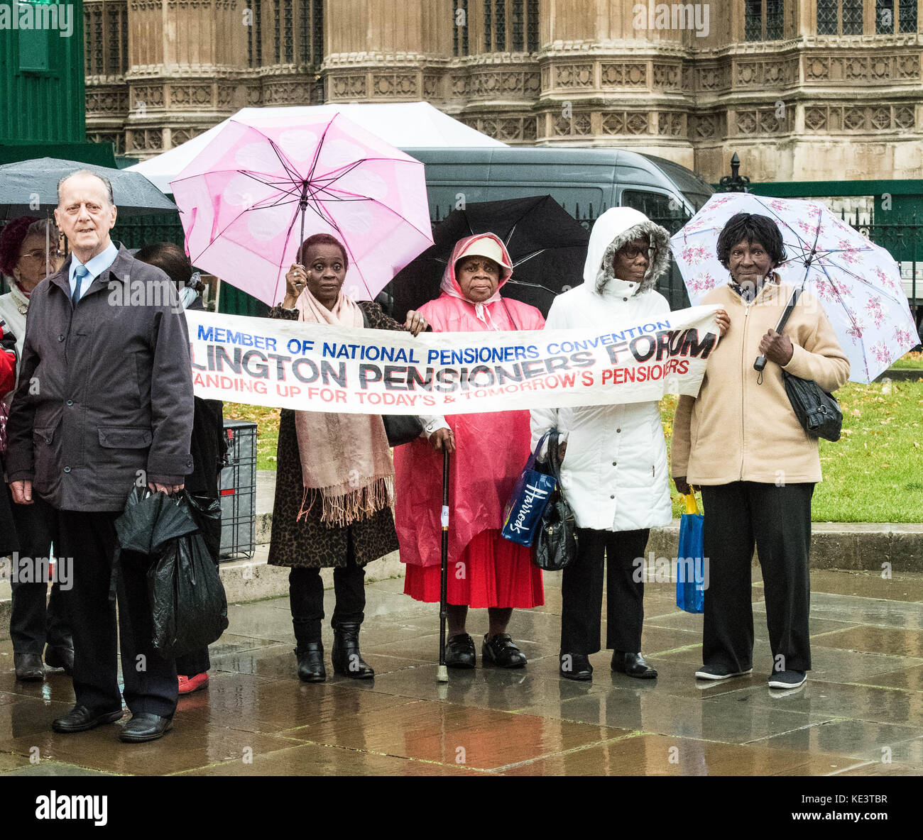 Londra 18 ottobre 2017, il National pensioers covention tenere un "diritti a pensione di lobby del parlamento a sostegno delle loro richieste per uno stato superiore in pensione, beter nhs finanziamenti e un affare brexit che salvaguarda il pagamento delle pensioni e dei diritti dei pensionati del regno unito all'estero credito: Ian Davidson/alamy live news Foto Stock