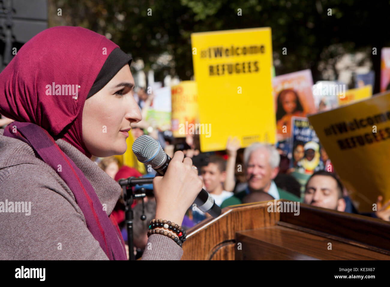 Mercoledì, Ottobre 18th, 2017, Washington DC USA: centinaia di musulmani americani e sostenitori protesta Trump dell amministrazione di tentativi di 'Muslim divieto' a Lafayette Square, appena al di fuori della Casa Bianca. Nella foto: Linda Sarsour, Musulmana attivista politico. Credito: B Christopher/Alamy Live News Foto Stock