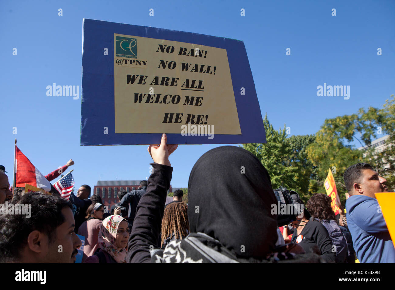 Mercoledì, Ottobre 18th, 2017, Washington DC USA: centinaia di musulmani americani e sostenitori protesta Trump dell amministrazione di tentativi di 'Muslim divieto' a Lafayette Square, appena al di fuori della Casa Bianca. Credito: B Christopher/Alamy Live News Foto Stock