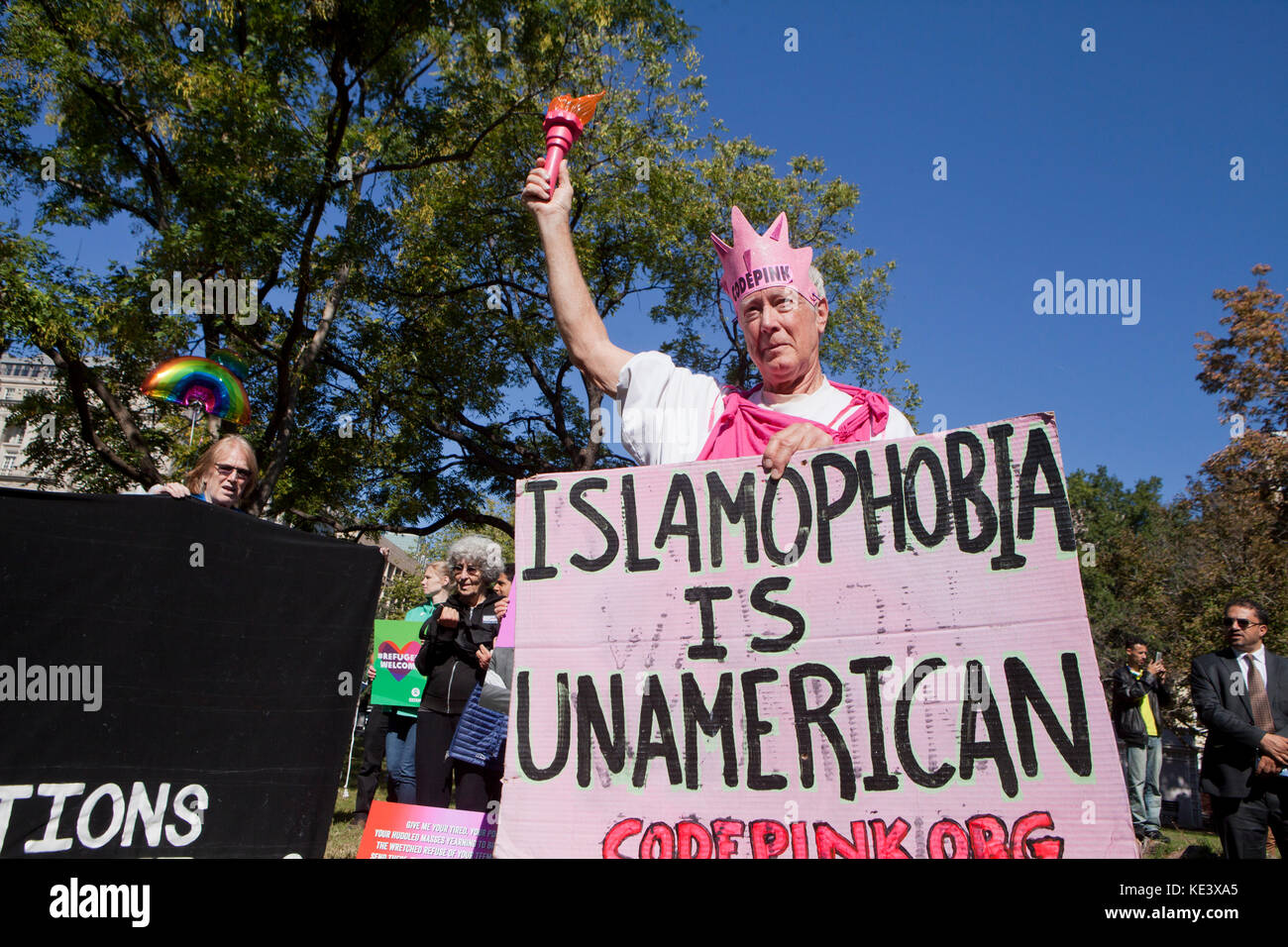 Mercoledì, Ottobre 18th, 2017, Washington DC USA: centinaia di musulmani americani e sostenitori protesta Trump dell amministrazione di tentativi di 'Muslim divieto' a Lafayette Square, appena al di fuori della Casa Bianca. Credito: B Christopher/Alamy Live News Foto Stock