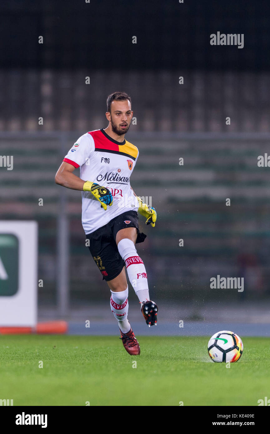 Verona, Italia. 16 ottobre 2017. Alberto Brignoli (Benevento) calcio: Partita italiana di serie A tra Hellas Verona 1-0 Benevento calcio allo Stadio Marc'Antonio Bentegodi di Verona. Crediti: Maurizio Borsari/AFLO/Alamy Live News Foto Stock