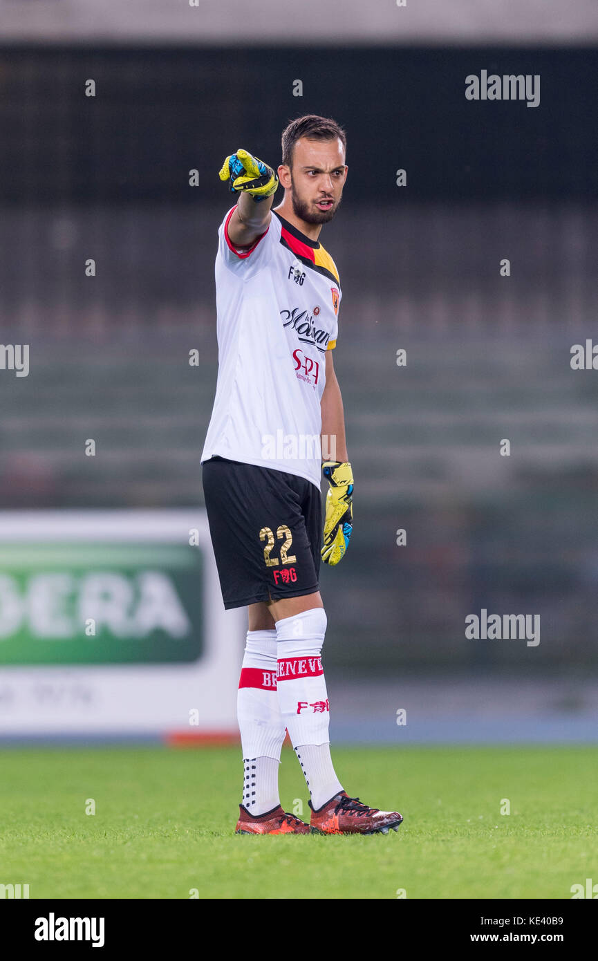 Verona, Italia. 16 ottobre 2017. Alberto Brignoli (Benevento) calcio: Partita italiana di serie A tra Hellas Verona 1-0 Benevento calcio allo Stadio Marc'Antonio Bentegodi di Verona. Crediti: Maurizio Borsari/AFLO/Alamy Live News Foto Stock