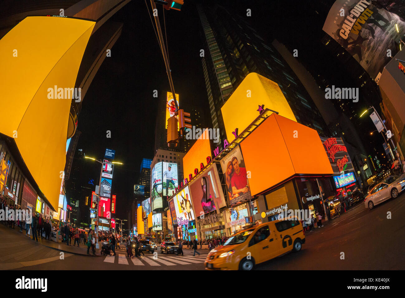 New york, Stati Uniti d'America. Xviii oct, 2017. schermi LED giganteschi  in times square a new york andare arancione come una tattica per attirare  amazon seconda sede per la città, mercoledì, 18