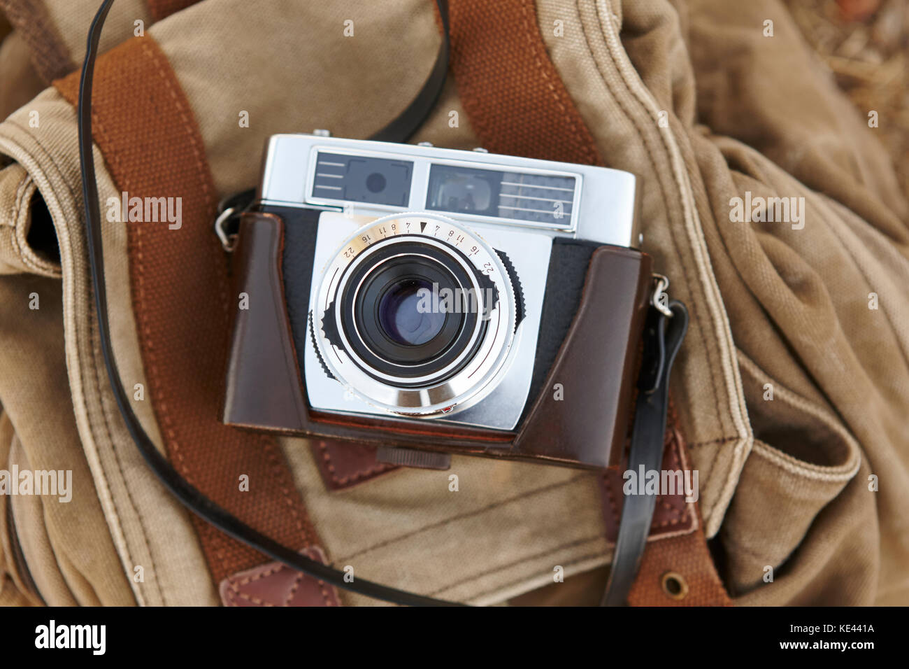 Fotocamera vintage con zaino sul terreno. sfondo di viaggio Foto stock -  Alamy