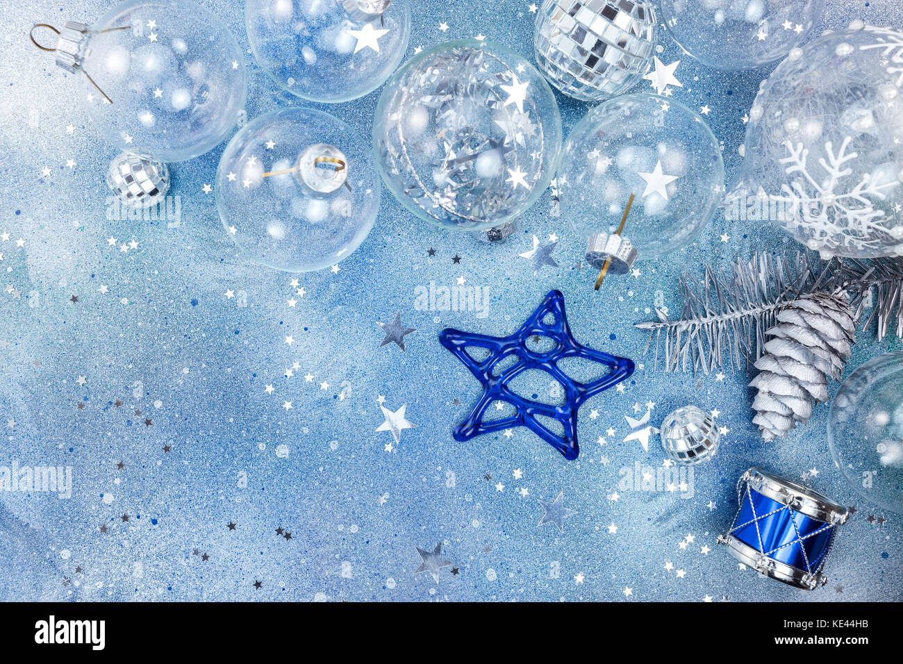 Holiday decorazioni e piccolo giocattolo tamburo su sfondo blu con a forma di stella coriandoli Foto Stock