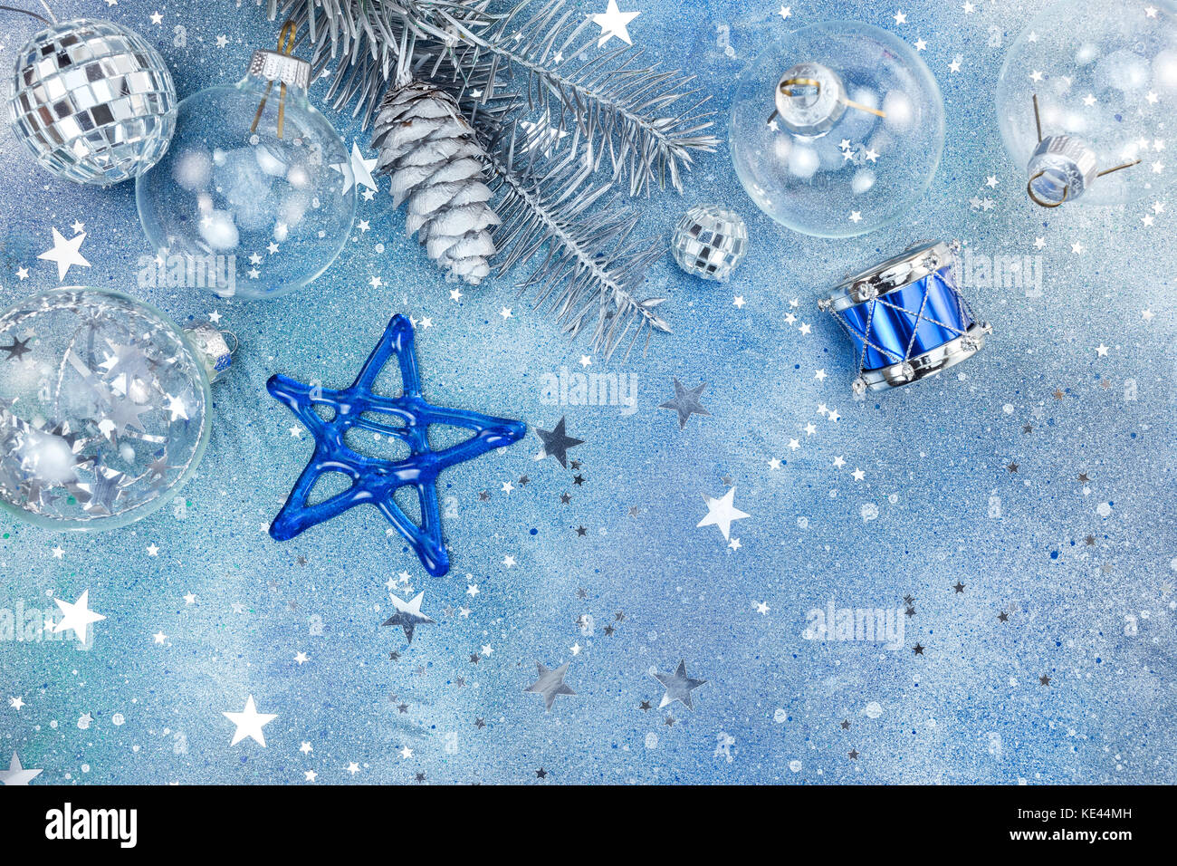 Vacanze di Natale decorazioni e piccolo giocattolo tamburo con vetro blu star su sfondo scintillante Foto Stock