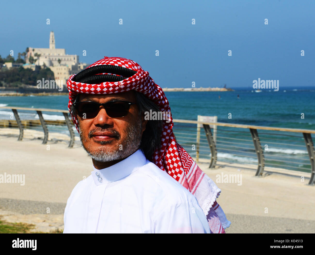 Un uomo arabo visitando Jaffa. Foto Stock