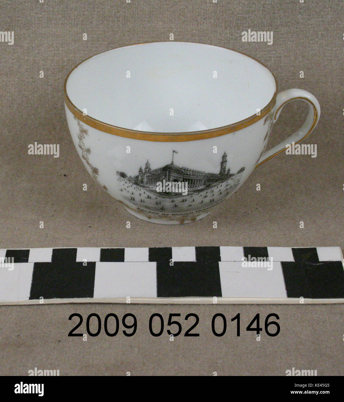 Bianco di ceramica tazzina con nero grande immagine di trasferimento del palazzo di varie industrie Foto Stock