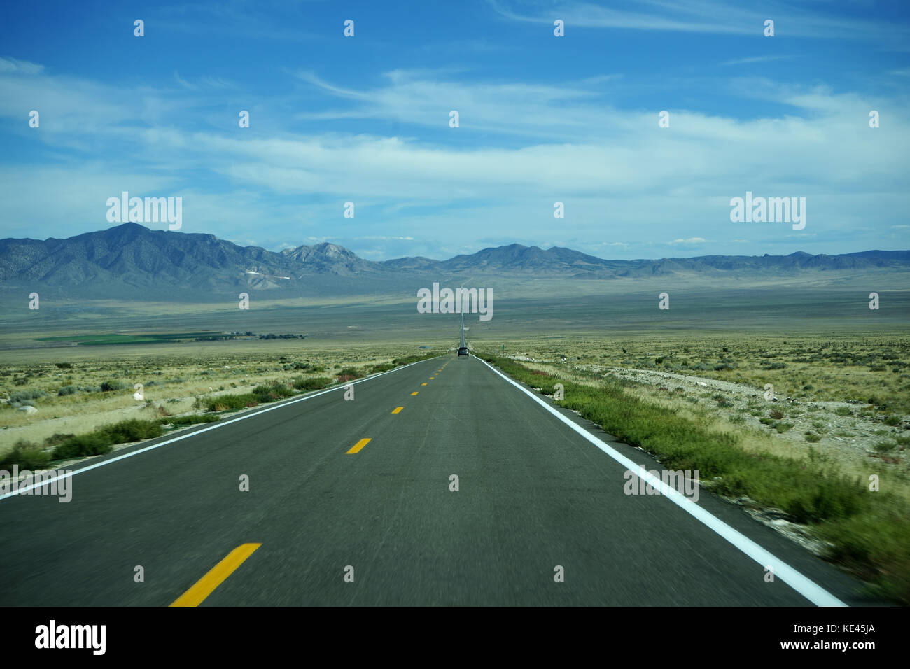 Guidando attraverso il grande bacino verso la Sierra Nevada su Nevada Strada Statale 487 a sud-est di Baker, Nevada, STATI UNITI D'AMERICA Foto Stock