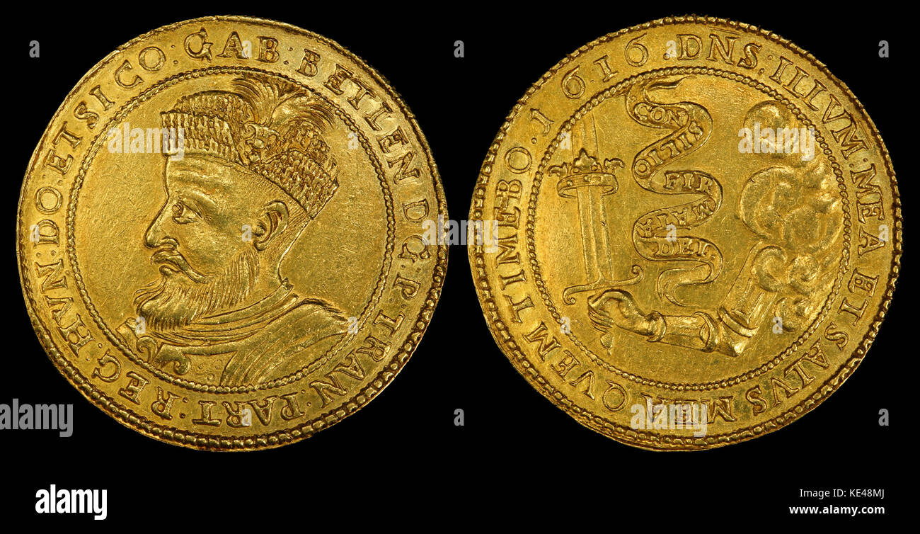 La moneta d'oro Transylvania 10 Ducat del 1616 è un pezzo storico dell'inizio del XVII secolo. Presenta un design intricato e funge da importante artefatto della storia della Transilvania durante il regno del principe Gabriel Bethlen. Foto Stock
