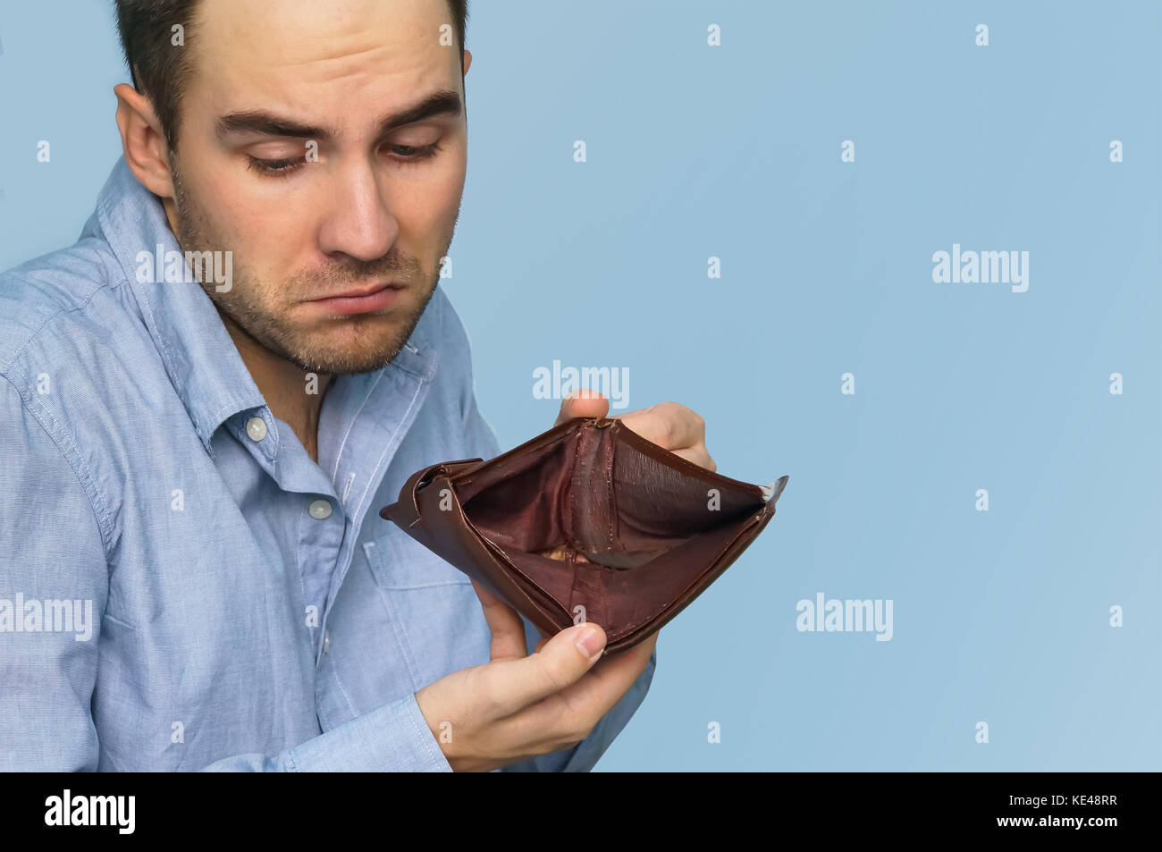 Uomo con nessun denaro. imprenditore azienda portafoglio vuoto. l uomo che mostra portafoglio vuoto mostrando l'incoerenza e la mancanza di denaro e non in grado di pagare i l Foto Stock